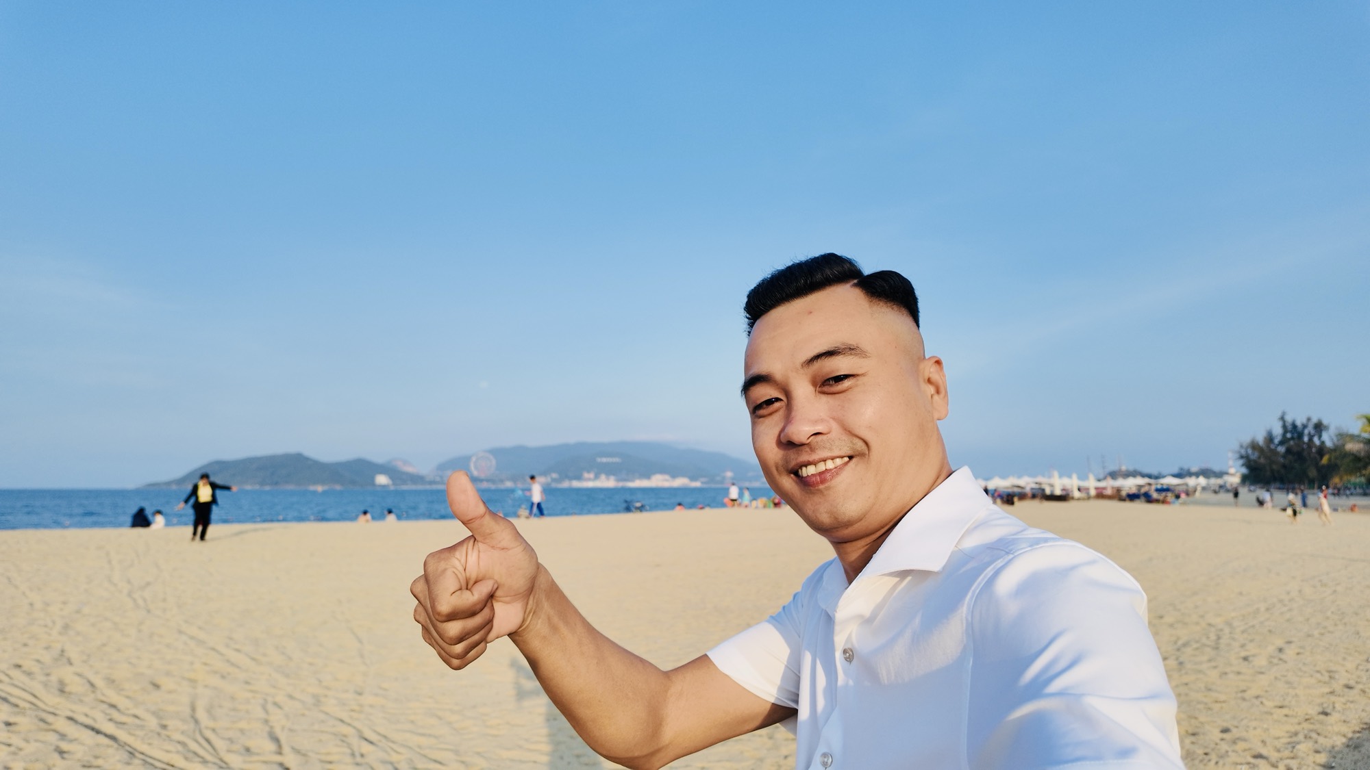 Khuất Anh Dũng trên bãi biển Nha Trang
