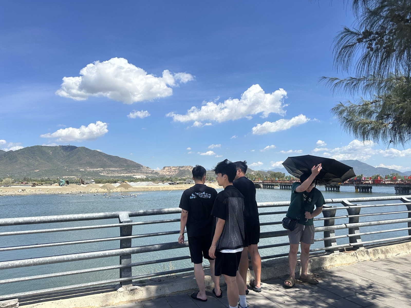 Dũng dẫn khách khảo sát thực địa dự án