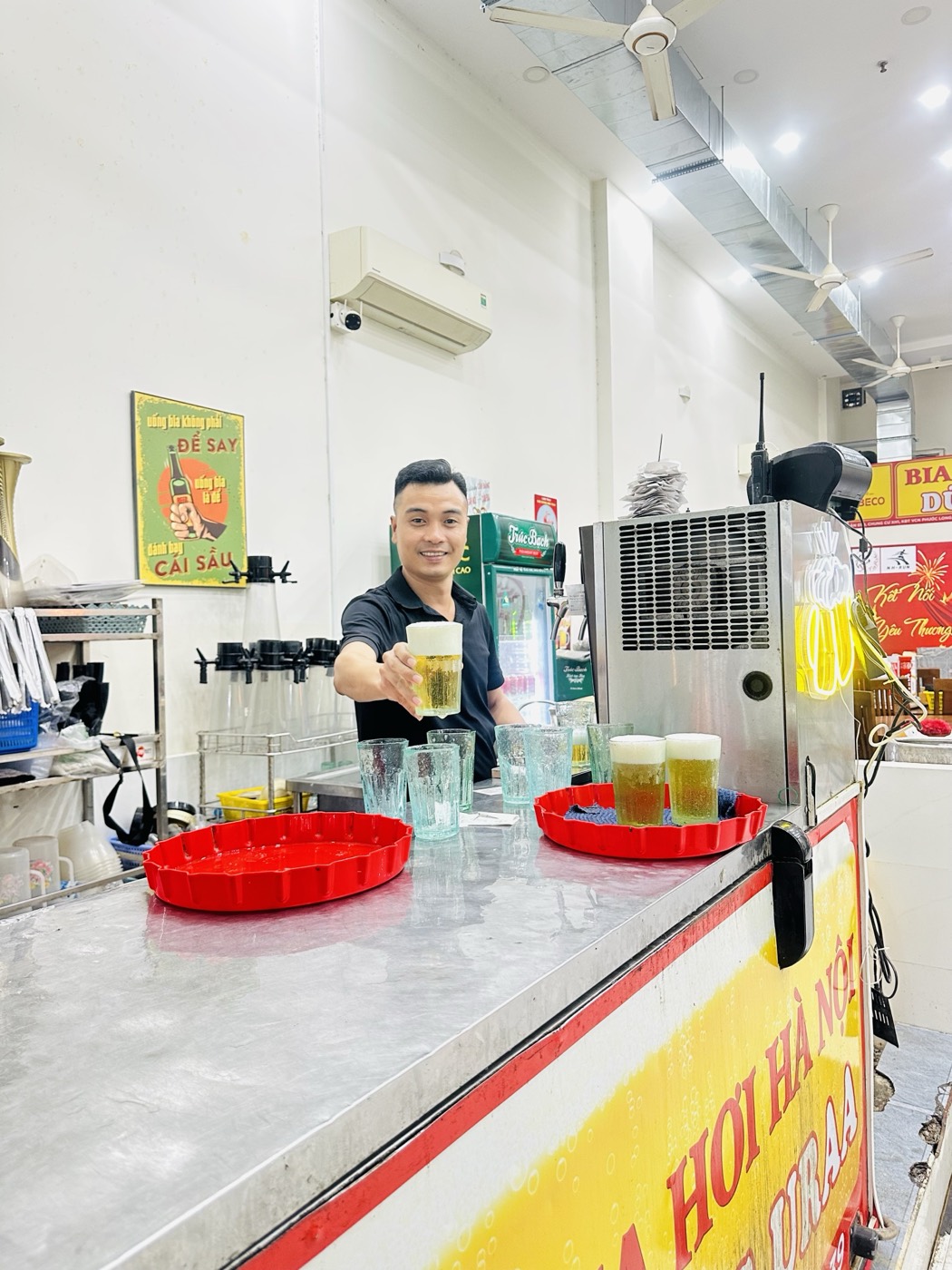 Dũng đứng quầy rót bia hơi Hà Nội tại DŨNG URAA