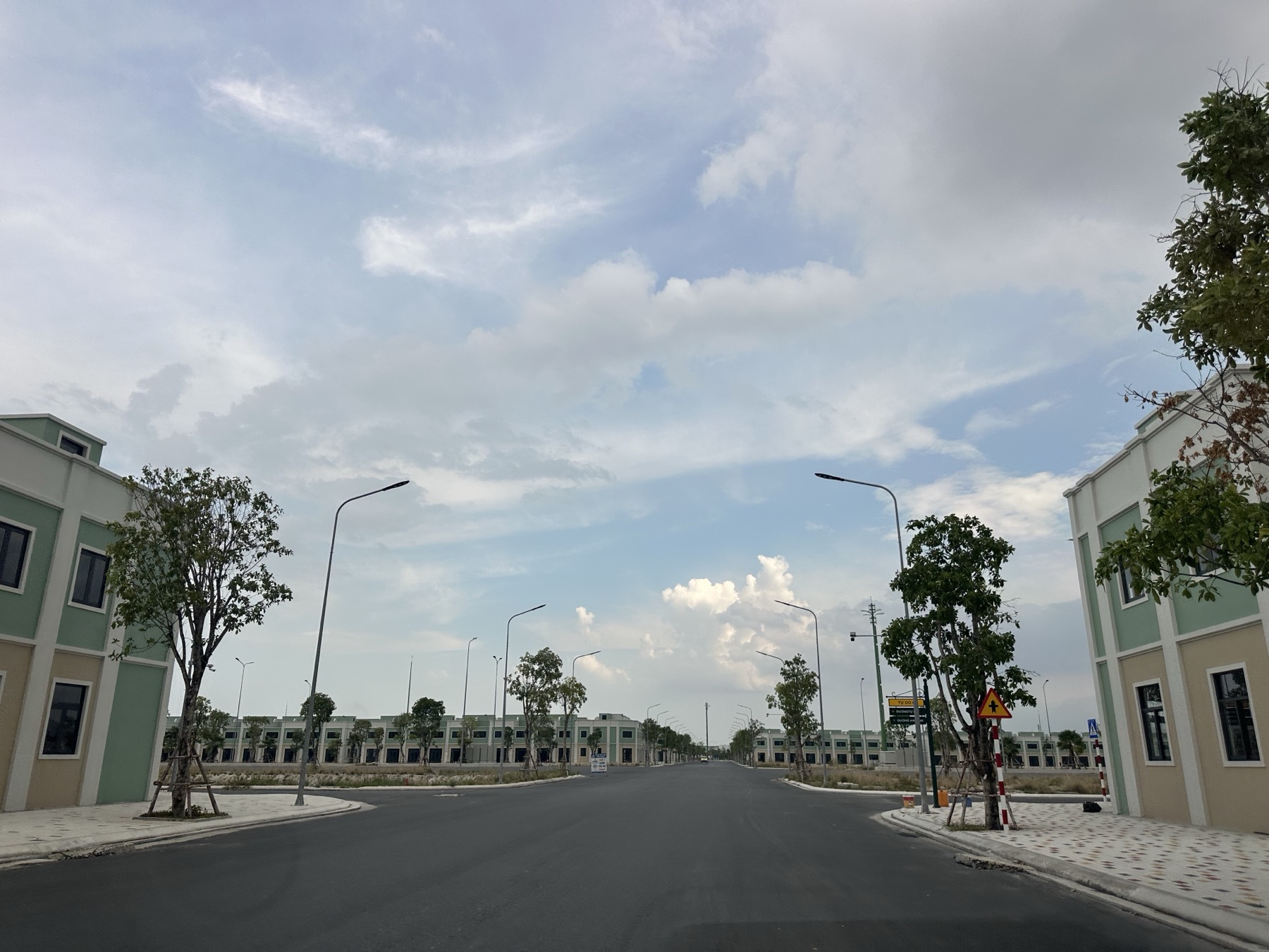 Tuyến đường và dãy nhà phố mới trong khu vực đại dự án Cam Lâm — ảnh thực địa của Khuất Anh Dũng, tháng 7/2026
