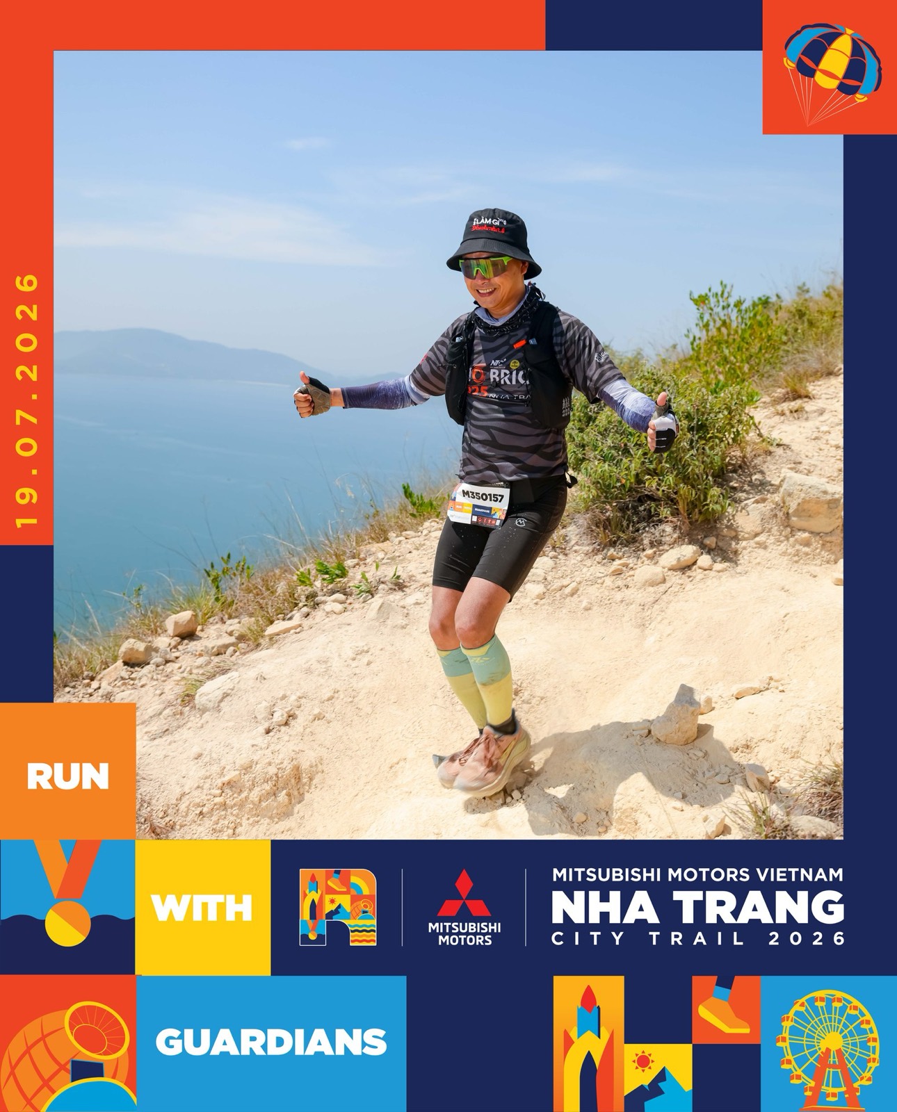 Khuất Anh Dũng trên đỉnh núi nhìn ra biển Nha Trang tại giải City Trail 2026, cự ly 35km