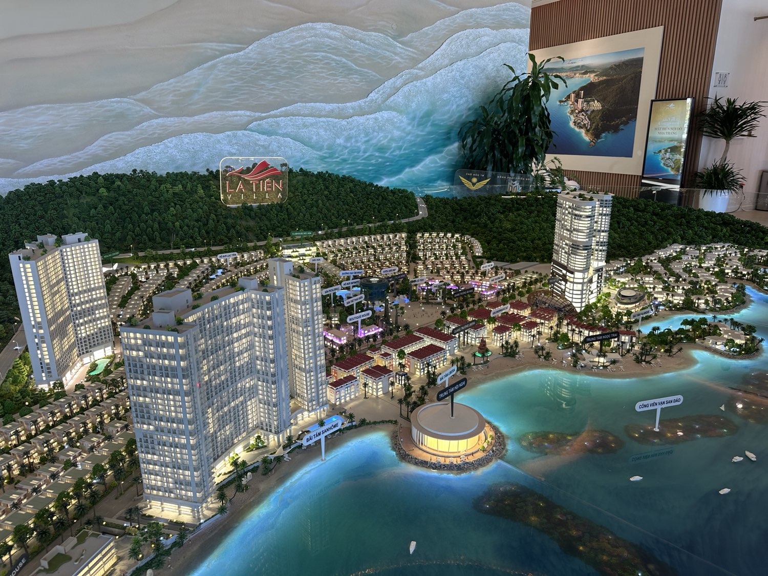 Sa bàn một dự án căn hộ và biệt thự ven biển tại Nha Trang trong buổi khảo sát nhà mẫu