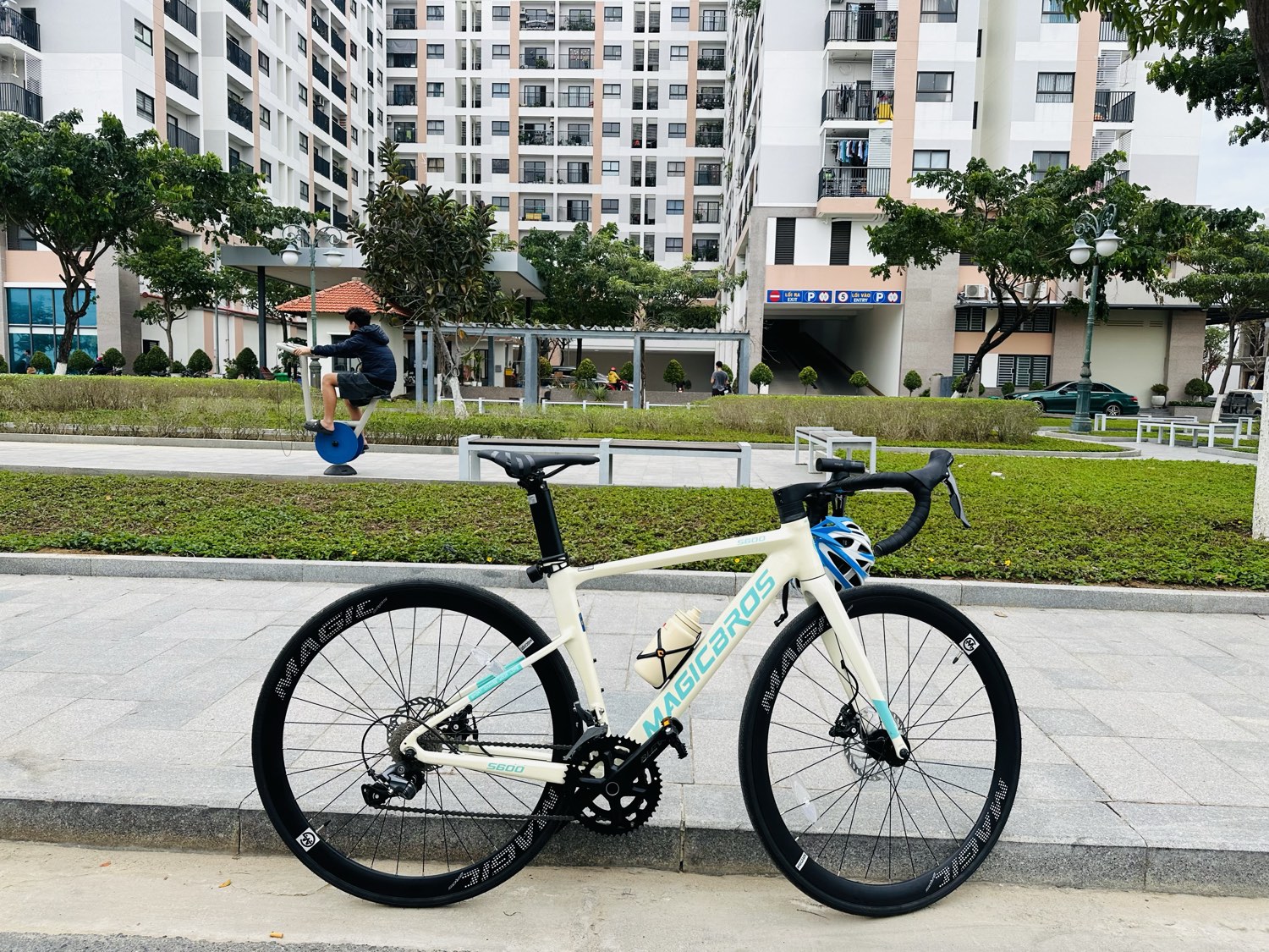 Khuôn viên khu nhà ở xã hội tại Nha Trang với sân chơi, cây xanh và người dân tập thể dục