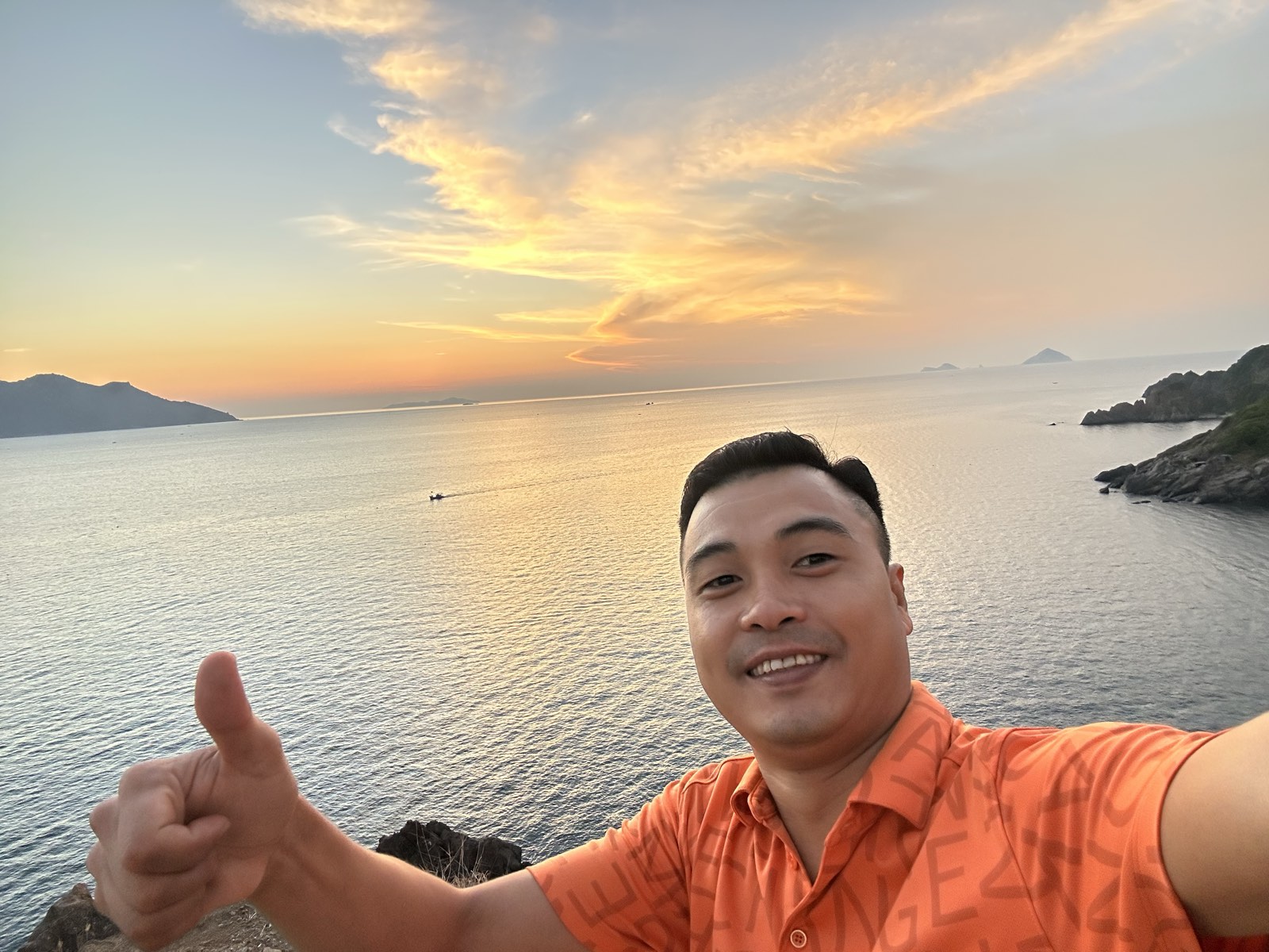 Khuất Anh Dũng đón bình minh trên biển Nha Trang lúc hơn 5 giờ sáng