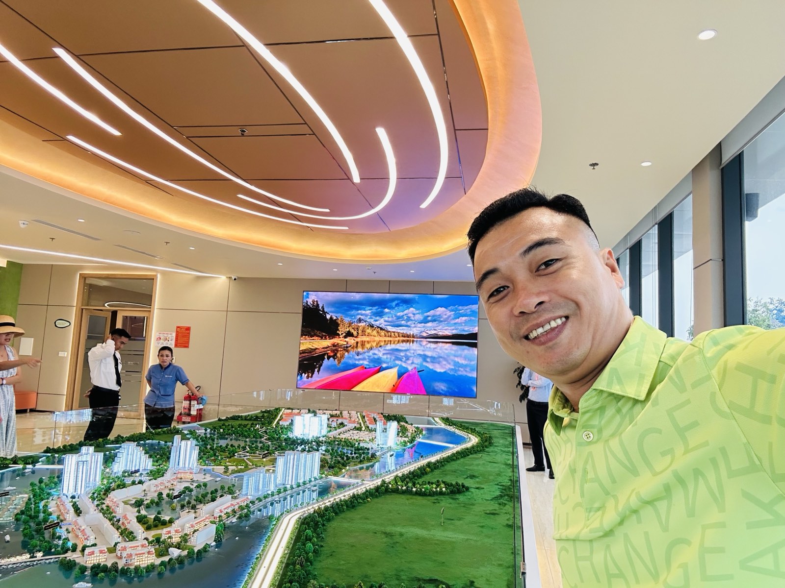 Khuất Anh Dũng tại sa bàn dự án Charmora City trong nhà mẫu Sun Group Nha Trang