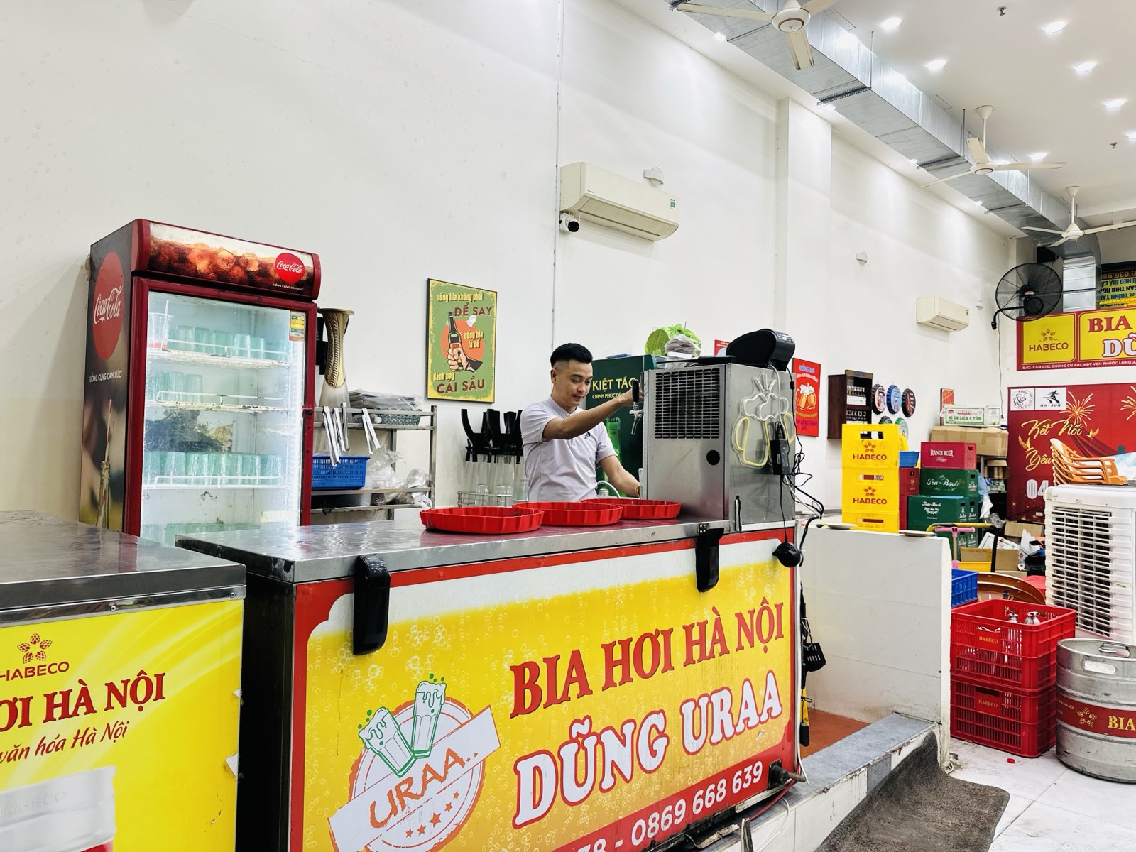 Quầy bia hơi Hà Nội tại quán DŨNG URAA Nha Trang với máy chiết bia và két Habeco