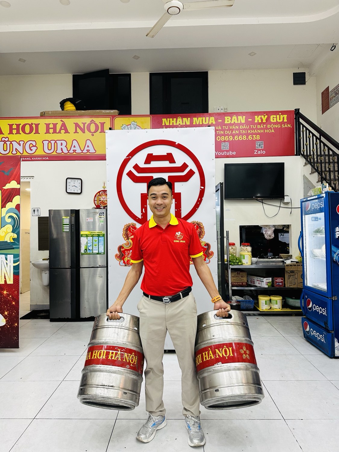 Khuất Anh Dũng xách hai bock bia hơi Hà Nội tại quán DŨNG URAA