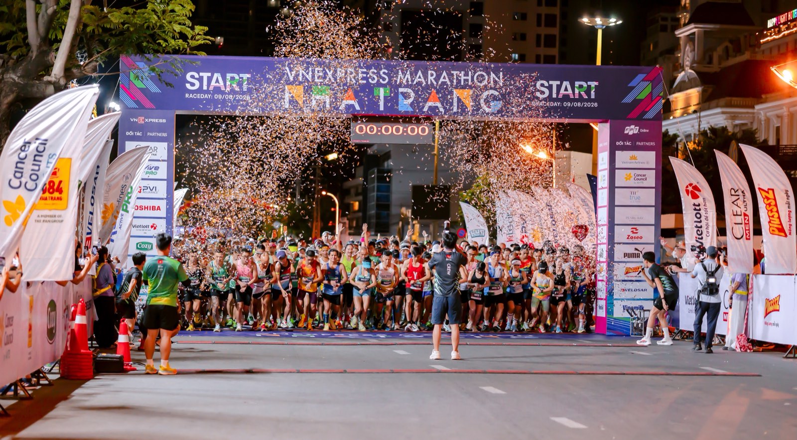 Cổng xuất phát VnExpress Marathon Nha Trang 09/08/2026 với pháo giấy và hàng nghìn vận động viên