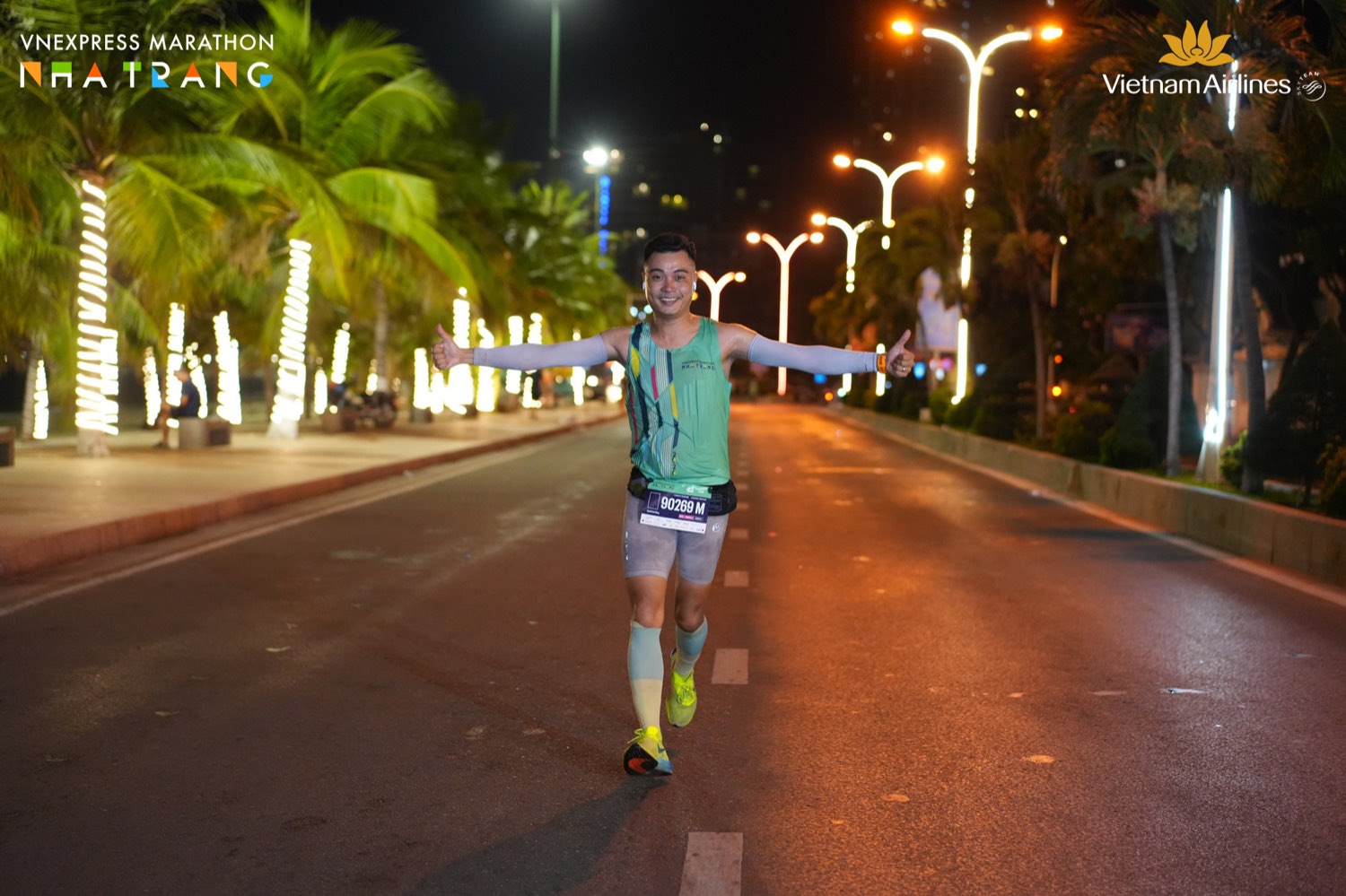 Khuất Anh Dũng chạy đêm trên đường Trần Phú Nha Trang trong giải VnExpress Marathon
