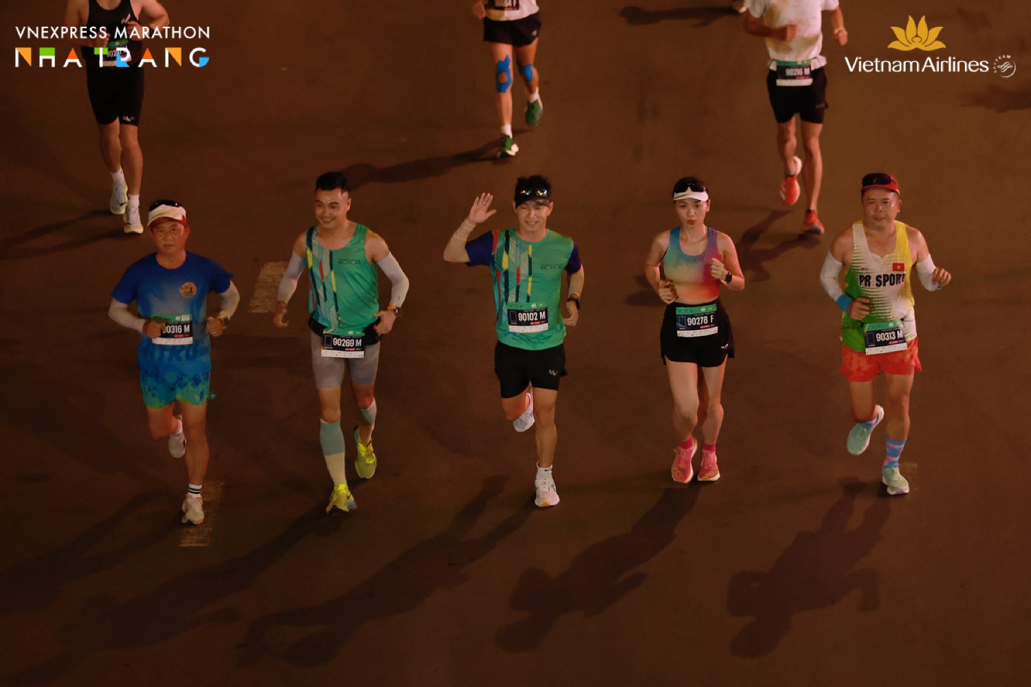 Nhóm vận động viên chạy cùng nhau tại VnExpress Marathon Nha Trang 2026