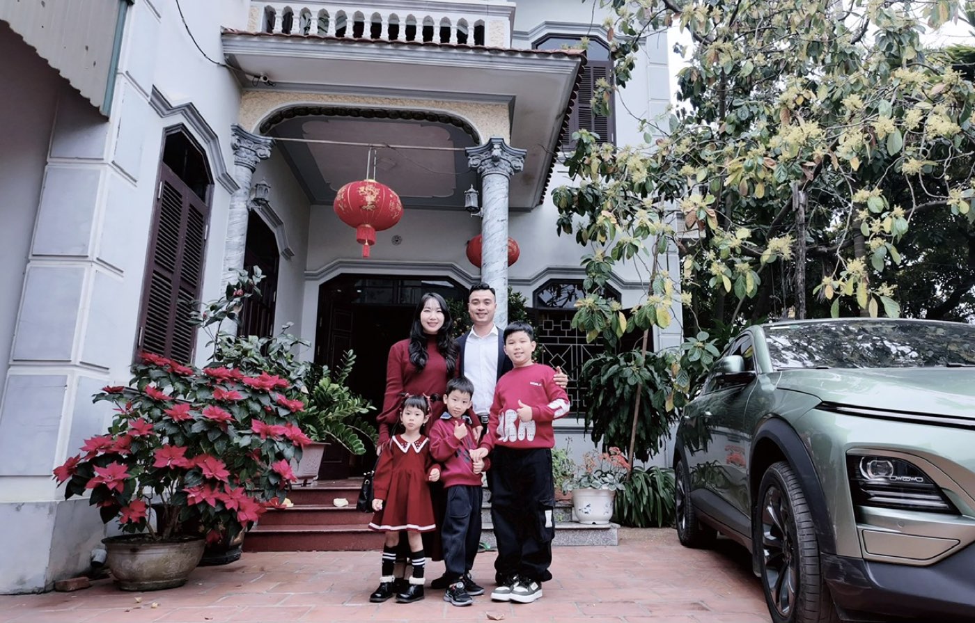 Gia đình Khuất Anh Dũng về quê dịp Tết, cả nhà năm người mặc áo đỏ