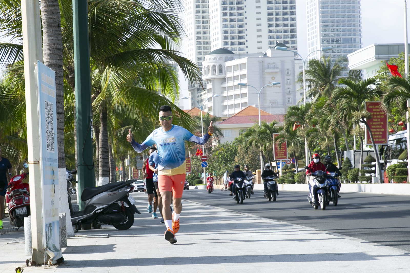Khuất Anh Dũng chạy bộ trên đường Trần Phú, Nha Trang