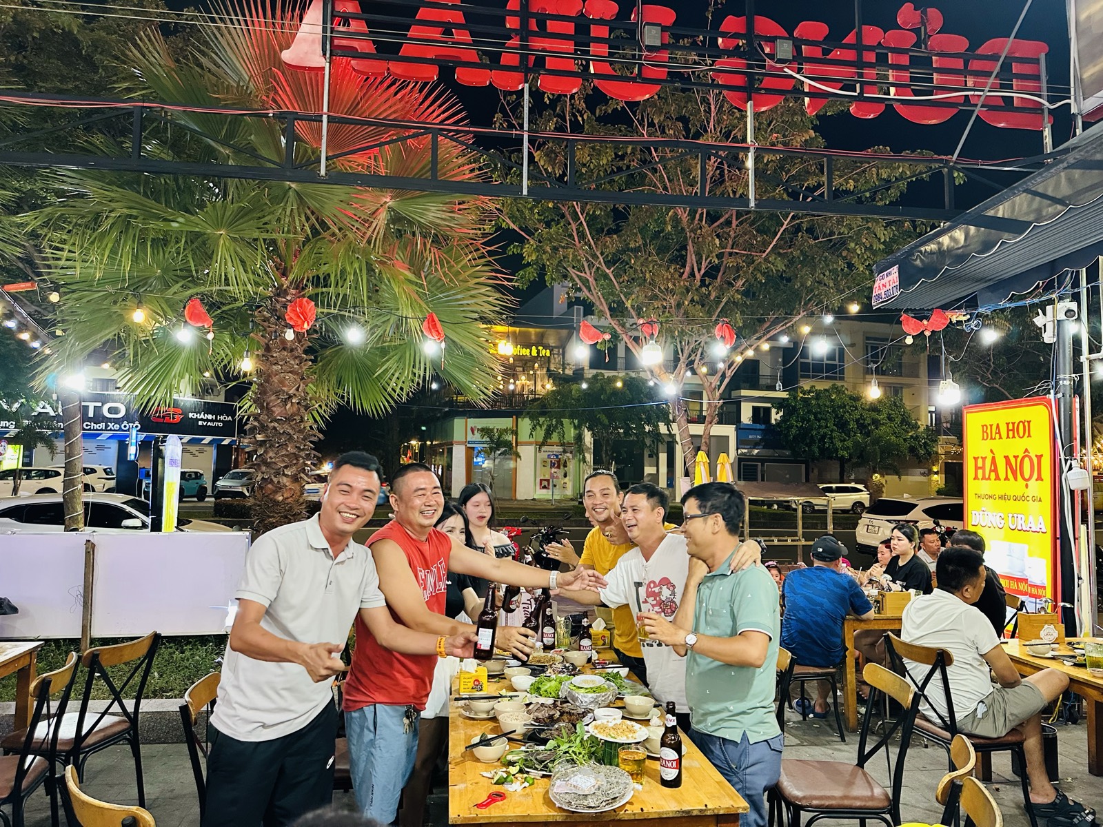 Bàn khách buổi tối tại quán bia hơi Hà Nội DŨNG URAA, Nha Trang