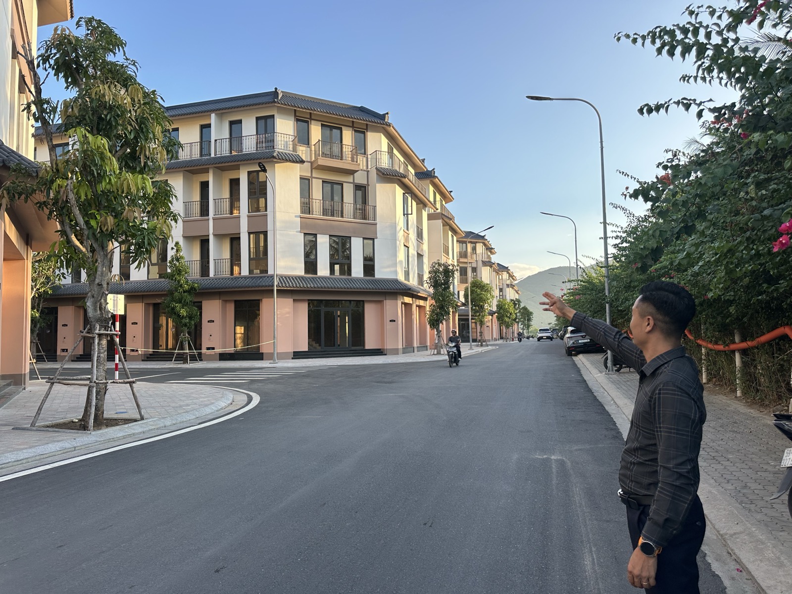 Dãy shophouse mới hoàn thiện trong một khu đô thị tại Nha Trang