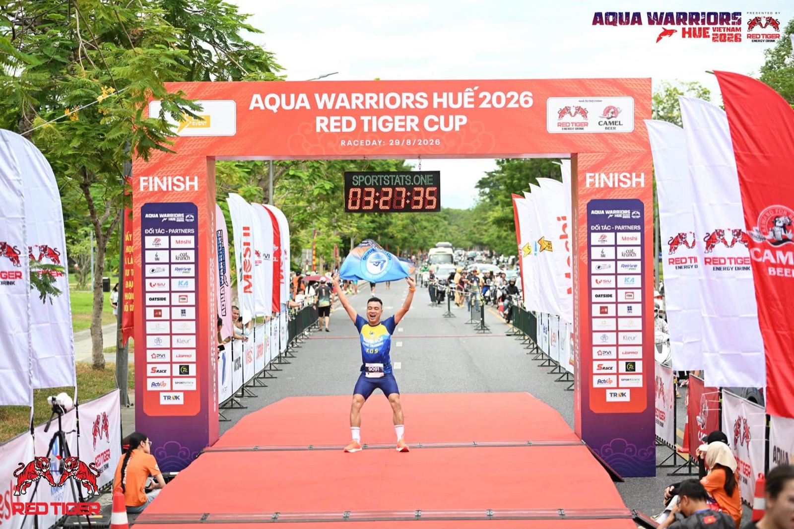 Khuất Anh Dũng về đích Aqua Warriors Huế 2026, giơ tay ăn mừng dưới cổng FINISHER