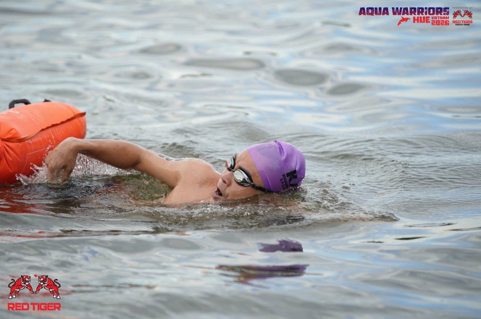 Khuất Anh Dũng đang bơi ở chặng thi đấu Aqua Warriors Huế 2026