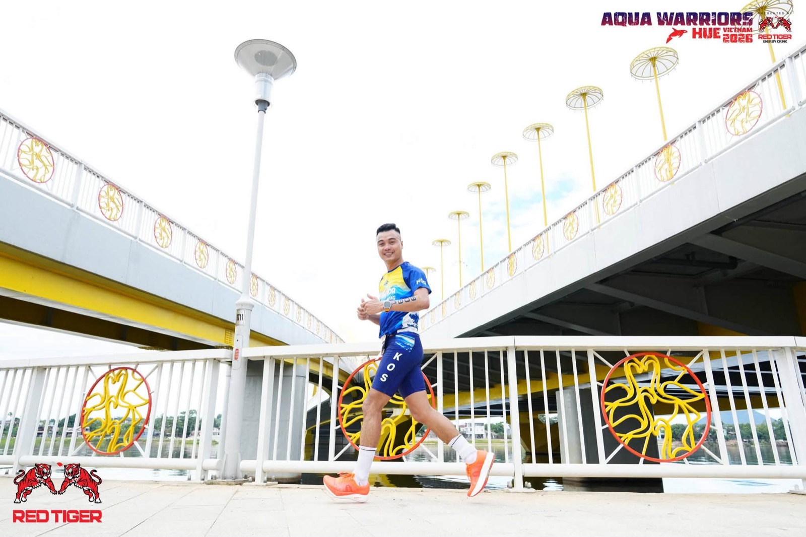 Khuất Anh Dũng chạy bộ trên cầu tại Huế trong giải Aqua Warriors Huế 2026