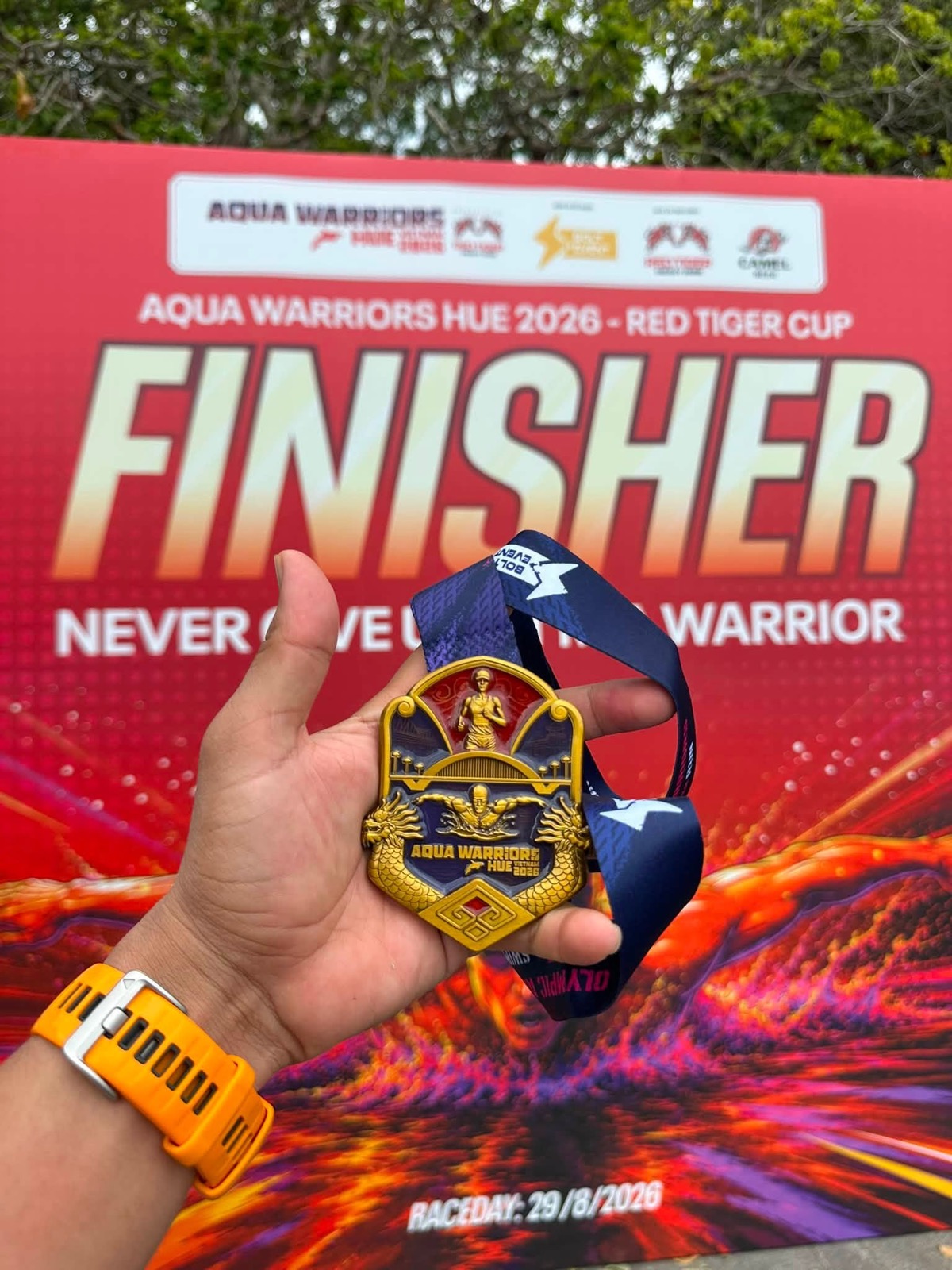 Huy chương Finisher giải Aqua Warriors Huế 2026 trên tay Khuất Anh Dũng
