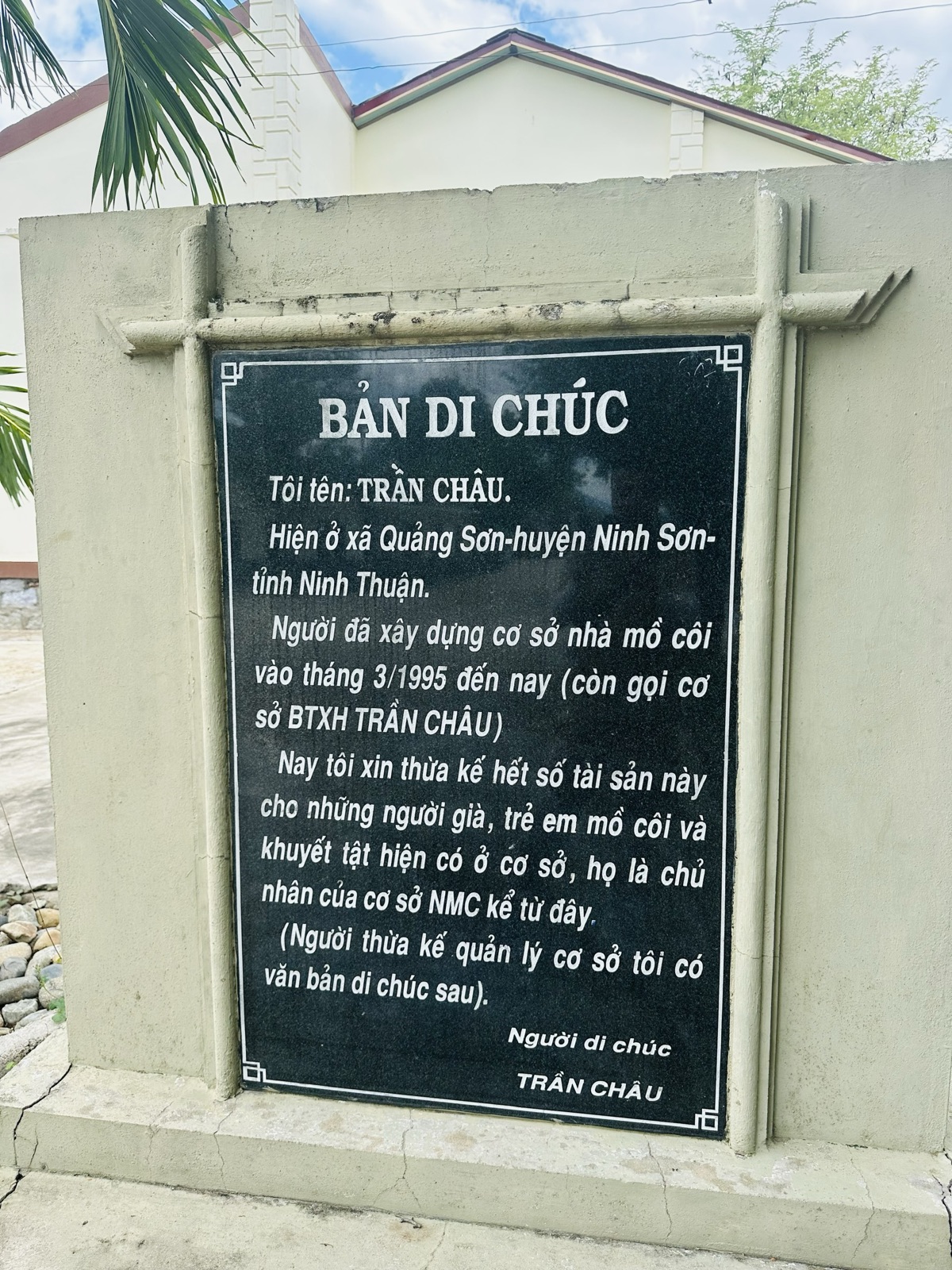 Tấm bia đá khắc bản di chúc của ông Trần Châu tại cơ sở bảo trợ xã hội Trần Châu