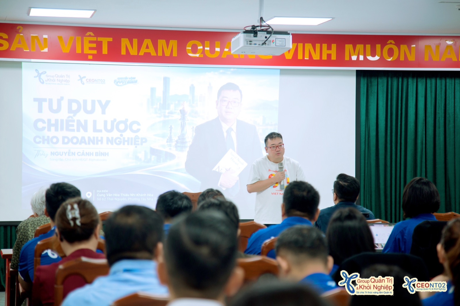 Buổi 8 lớp CEO Nha Trang 02, thầy Nguyễn Cảnh Bình trình bày trước lớp