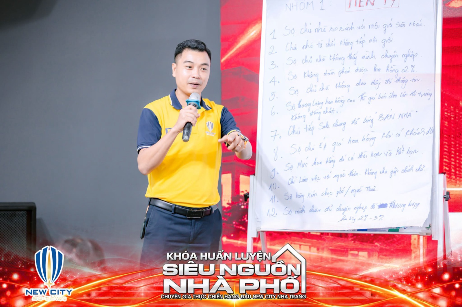 Khuất Anh Dũng trình bày danh sách nỗi sợ khi đi gặp chủ nhà tại một buổi huấn luyện làm nguồn nhà phố
